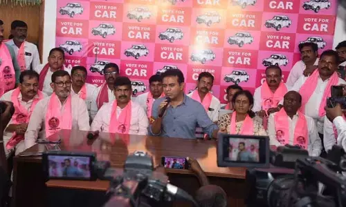 కాంగ్రెస్ కావాలా..  కరెంటు కావాలా :  కేటీఆర్