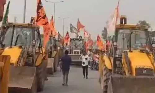 తెలంగాణ BJP ఎమ్మెల్యే అభ్యర్థి బుల్డోజర్ ర్యాలీ (వీడియో)