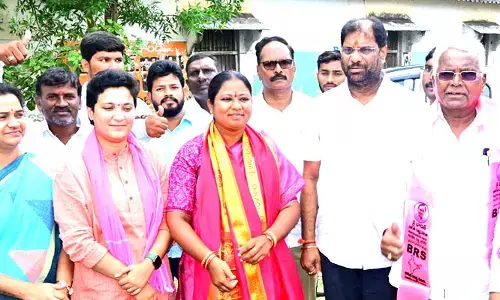 కనకయ్య కొనుగోళ్ల కు... హరిప్రియ అభివృద్ధికి పోటీ