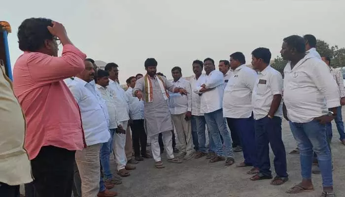 కాంగ్రెస్ సభ ఏర్పాట్లను పరిశీలించిన మక్కాన్సింగ్.. కాంగ్రెస్ సభ ఏర్పాట్లను పరిశీలించిన మక్కాన్సింగ్..