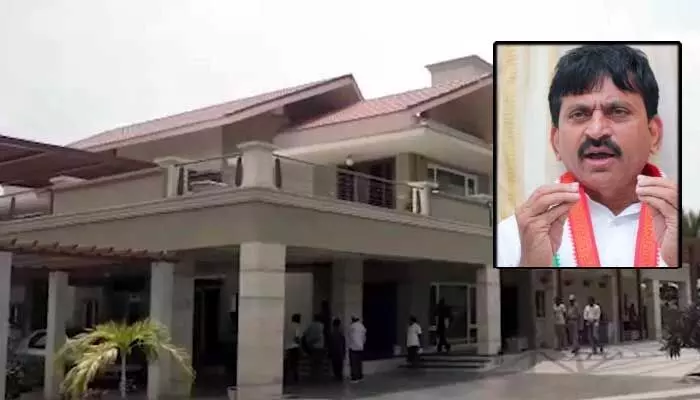 పొంగులేటి రూమ్ తాళం కోసం అధికారుల వెయిటింగ్! పొంగులేటి రూమ్ తాళం కోసం అధికారుల వెయిటింగ్!
