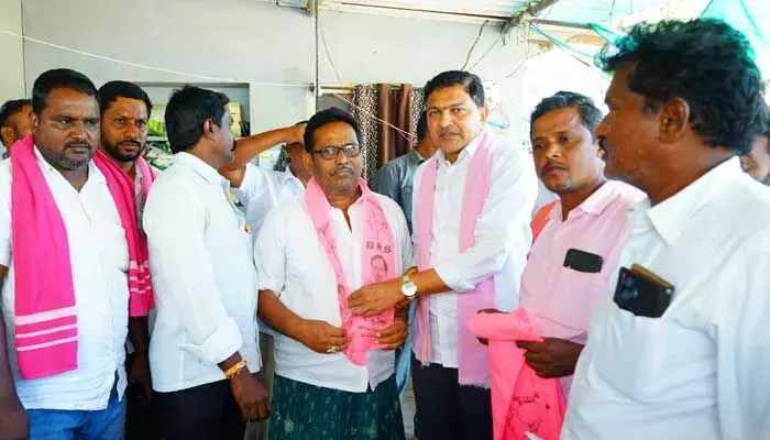 సంక్షేమ అభివృద్ధి చూసే బీఆర్ఎస్లో చేరికలు సంక్షేమ అభివృద్ధి చూసే బీఆర్ఎస్లో చేరికలు