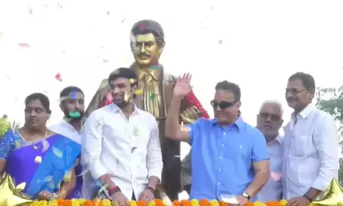 సూపర్ స్టార్ కృష్ణ విగ్రహాన్ని ఆవిష్కరించిన కమల్ హాసన్