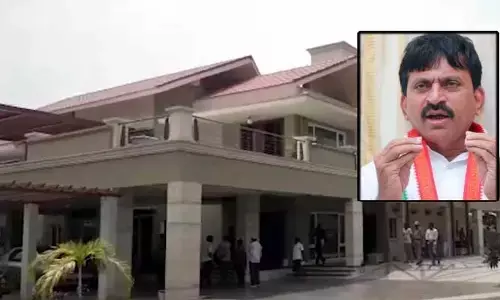 పొంగులేటి రూమ్ తాళం కోసం అధికారుల వెయిటింగ్!