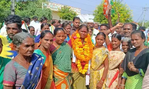 సీతక్క ప్రచారంలో కదం తొక్కిన ఆదివాసీలు