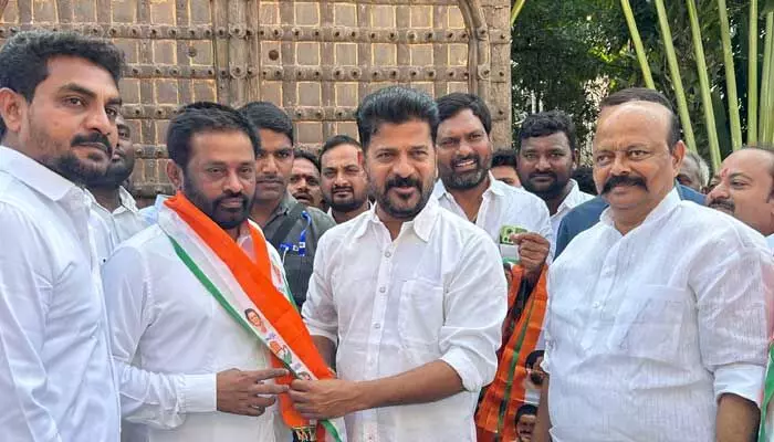 కారు వదిలి కాంగ్రెస్లో చేరిన నవీన్రాజ్ కారు వదిలి కాంగ్రెస్లో చేరిన నవీన్రాజ్