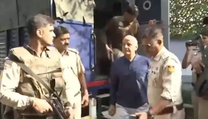 ఢిల్లీ లిక్కర్ కేసు: జైలు నుంచి బయటకొచ్చిన మనీష్ సిసోడియా ఢిల్లీ లిక్కర్ కేసు: జైలు నుంచి బయటకొచ్చిన మనీష్ సిసోడియా