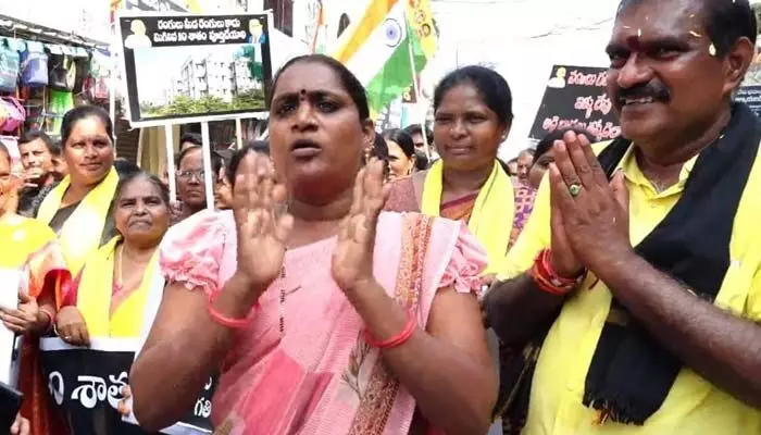 Palakollu: టిడ్కో లబ్ధిదారులకు న్యాయం చేయాలంటూ నిమ్మల వినూత్న నిరసన Palakollu: టిడ్కో లబ్ధిదారులకు న్యాయం చేయాలంటూ నిమ్మల వినూత్న నిరసన