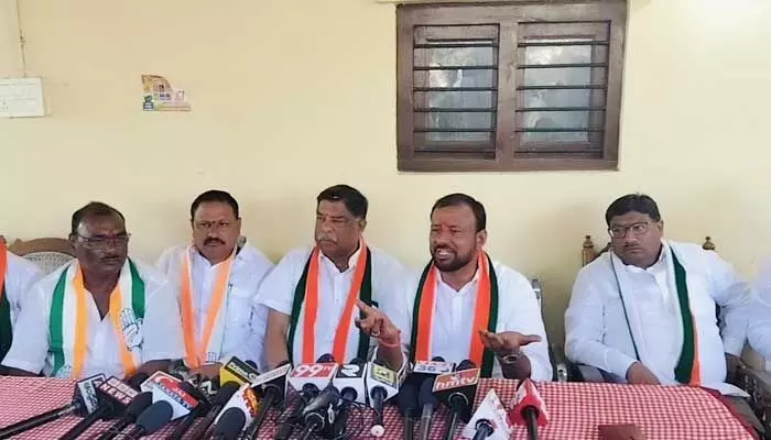 ఆ మంత్రికి సొంత ఆస్తులు పెంచుకోవడం పై ఉన్న శ్రద్ధ అభివృద్ధిలో లేదు ఆ మంత్రికి సొంత ఆస్తులు పెంచుకోవడం పై ఉన్న శ్రద్ధ అభివృద్ధిలో లేదు