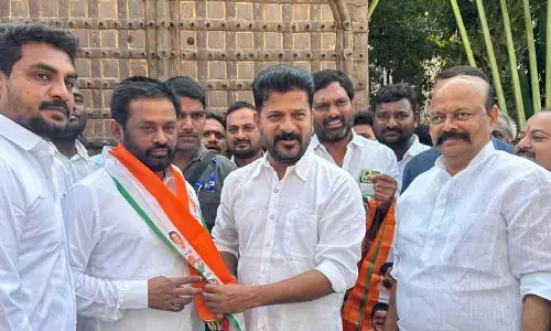 కారు వదిలి కాంగ్రెస్‌లో చేరిన నవీన్‌రాజ్‌