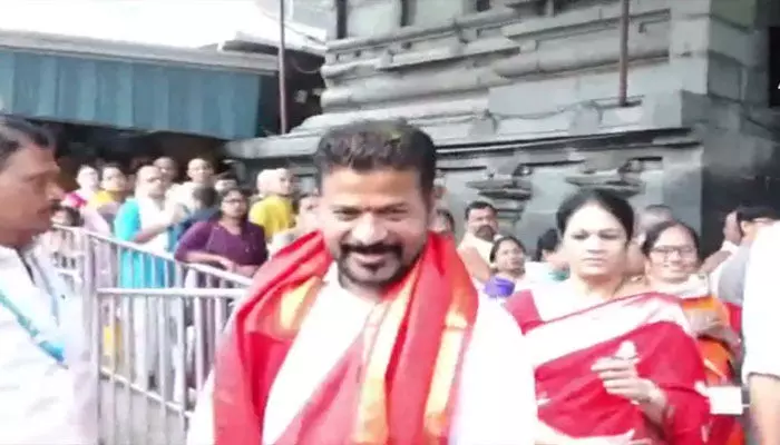 తెలంగాణకు మంచి రోజులు వస్తున్నాయ్: తిరుమలలో రేవంత్ రెడ్డి తెలంగాణకు మంచి రోజులు వస్తున్నాయ్: తిరుమలలో రేవంత్ రెడ్డి