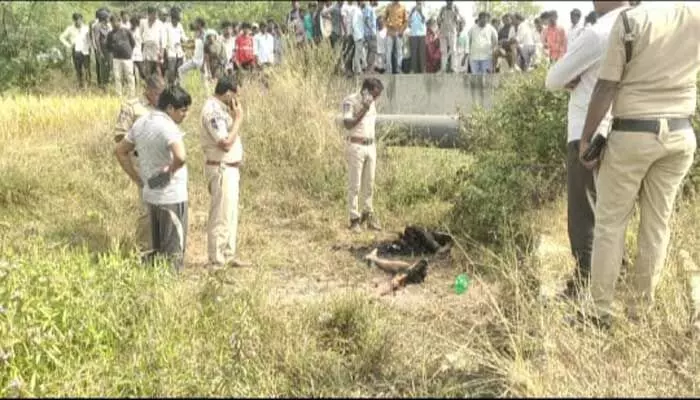 గుర్తు తెలియని మహిళను పెట్రోల్ పోసి తగులబెట్టిన దుండగులు గుర్తు తెలియని మహిళను పెట్రోల్ పోసి తగులబెట్టిన దుండగులు
