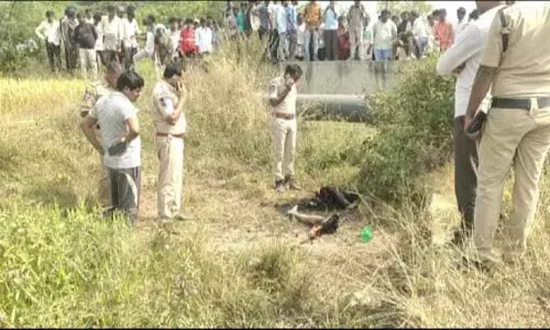 గుర్తు తెలియని మహిళను పెట్రోల్ పోసి తగులబెట్టిన దుండగులు