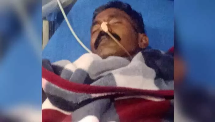 వైద్యం వికటించి వ్యక్తి మృతి.. ఆసుపత్రి ముందు కుటుంబ సభ్యుల ధర్నా వైద్యం వికటించి వ్యక్తి మృతి.. ఆసుపత్రి ముందు కుటుంబ సభ్యుల ధర్నా