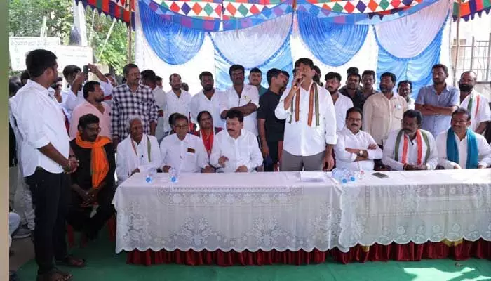 కాంగ్రెస్ అధికారంలోకి రాగానే రాజీవ్గృహకల్ప సమస్యలకు పరిష్కారం : పొంగులేటి శ్రీనివాసరెడ్డి కాంగ్రెస్ అధికారంలోకి రాగానే రాజీవ్గృహకల్ప సమస్యలకు పరిష్కారం : పొంగులేటి శ్రీనివాసరెడ్డి