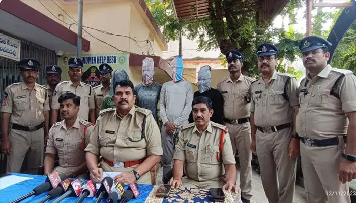 బొమ్మ తుపాకీతో బెదిరించి వృద్ధులను దోచేయాలనుకున్నారు.. చివరికి బొమ్మ తుపాకీతో బెదిరించి వృద్ధులను దోచేయాలనుకున్నారు.. చివరికి