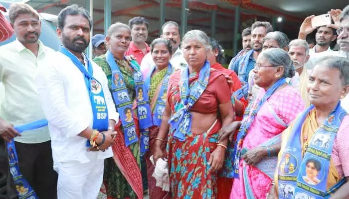 అన్యాయాన్ని అడిగితే అక్రమ కేసులు పెట్టించారు అన్యాయాన్ని అడిగితే అక్రమ కేసులు పెట్టించారు