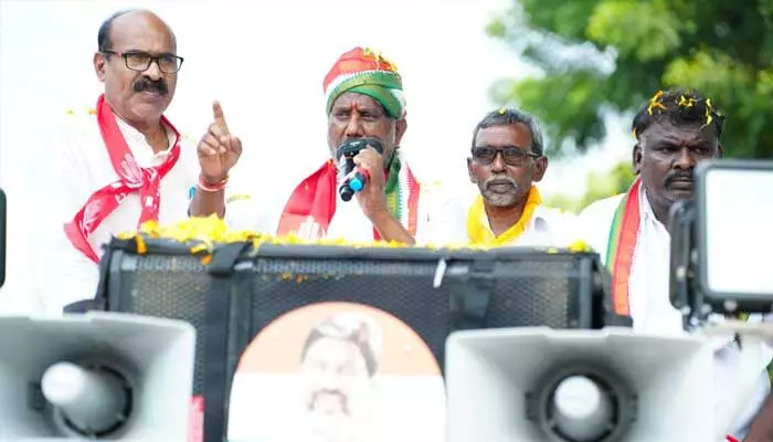 కేసీఆర్ అన్నివర్గాల ప్రజలను మోసం చేశాడు : భట్టి విక్రమార్క కేసీఆర్ అన్నివర్గాల ప్రజలను మోసం చేశాడు : భట్టి విక్రమార్క