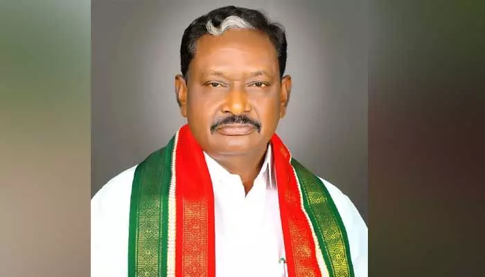 కేసీఆర్ కు రామయ్యను దర్శించుకునే తీరిక లేదా..? కేసీఆర్ కు రామయ్యను దర్శించుకునే తీరిక లేదా..?