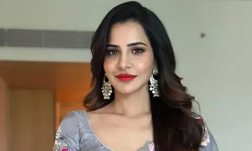 Ashu Reddy looks cool in saree