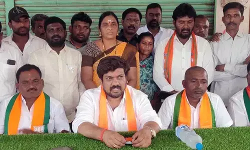 అభివృద్ధి చేస్తుంటే అడ్డుకున్నదెవరు :  అజ్మీరా ప్రహల్లాద్