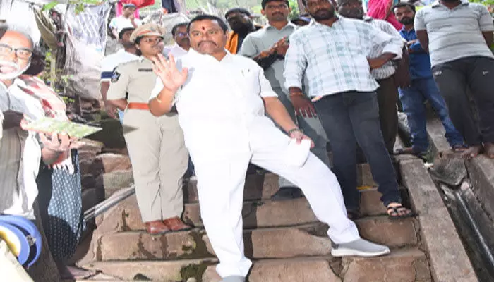దమ్ముంటే పులివెందులలో పోటీ చెయ్యండి: చంద్రబాబు, లోకేశ్, పవన్ కల్యాణ్లకు మాజీమంత్రి వెల్లంపల్లి సవాల్ దమ్ముంటే పులివెందులలో పోటీ చెయ్యండి: చంద్రబాబు, లోకేశ్, పవన్ కల్యాణ్లకు మాజీమంత్రి వెల్లంపల్లి సవాల్