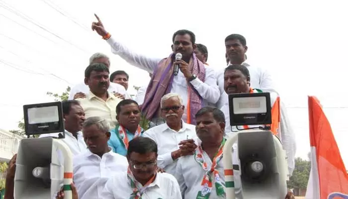 మేఘారెడ్డికి బ్రహ్మరథం పట్టిన ప్రజలు మేఘారెడ్డికి బ్రహ్మరథం పట్టిన ప్రజలు