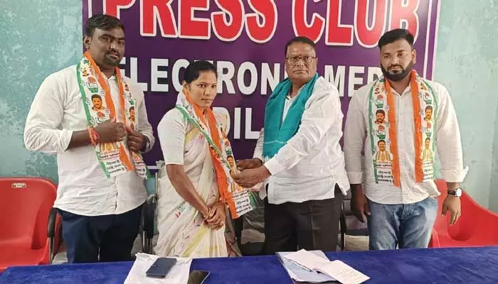 ఆదిలాబాద్ బీఎస్పీ అభ్యర్థి నామినేషన్ విత్ డ్రా.. కాంగ్రెస్ లో చేరిక ఆదిలాబాద్ బీఎస్పీ అభ్యర్థి నామినేషన్ విత్ డ్రా.. కాంగ్రెస్ లో చేరిక
