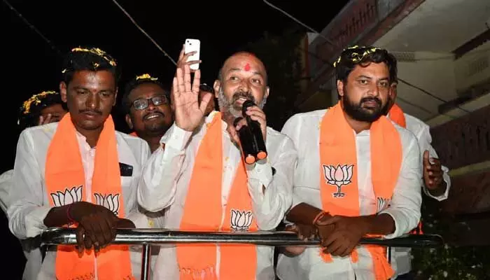 ఓట్లు, సీట్ల కోసం ఎంతకైనా దిగజారే పార్టీలు కాంగ్రెస్, బీఆర్ఎస్ : బండి సంజయ్ ఓట్లు, సీట్ల కోసం ఎంతకైనా దిగజారే పార్టీలు కాంగ్రెస్, బీఆర్ఎస్ : బండి సంజయ్