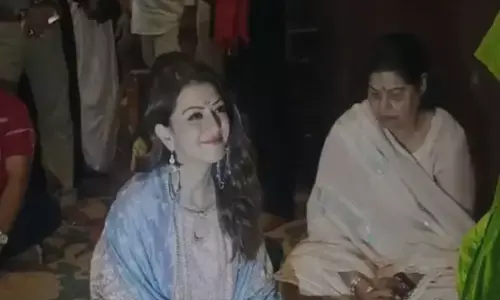 కనకదుర్గమ్మను దర్శించుకున్న సినీనటి హన్సిక