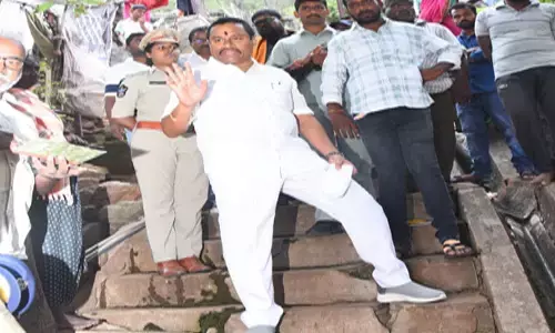 దమ్ముంటే పులివెందులలో పోటీ చెయ్యండి: చంద్రబాబు, లోకేశ్‌, పవన్ కల్యాణ్‌లకు మాజీమంత్రి వెల్లంపల్లి సవాల్