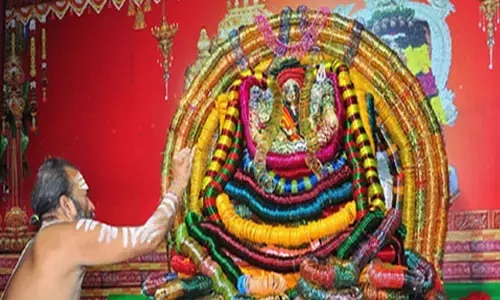 గాజుల అలంకరణలో దర్శనమిచ్చిన కనకదుర్గమ్మ
