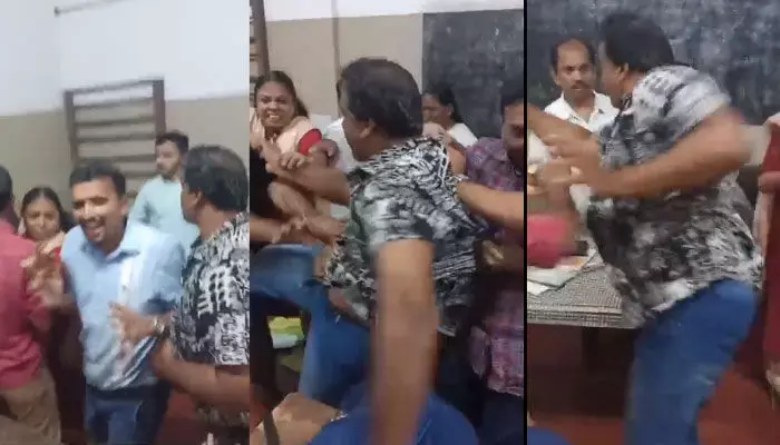 లేడీ టీచర్ పిలిచిందని వెళ్లి.. క్లాస్ రూంలోనే పొట్టుపొట్టుగా కొట్టుకున్న ఉపాధ్యాయులు.. ఐదుగురికి గాయాలు (వీడియో) లేడీ టీచర్ పిలిచిందని వెళ్లి.. క్లాస్ రూంలోనే పొట్టుపొట్టుగా కొట్టుకున్న ఉపాధ్యాయులు.. ఐదుగురికి గాయాలు (వీడియో)