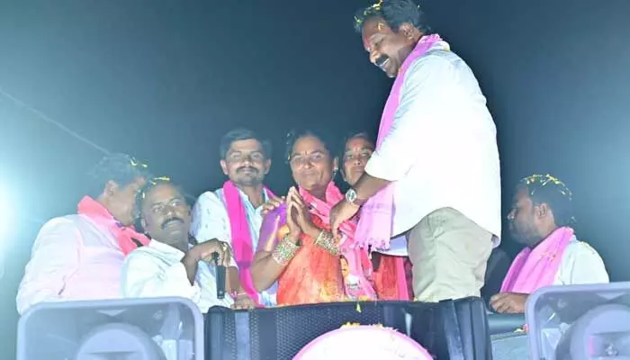 వర్ధన్నపేట కాంగ్రెస్కి బిగ్ షాక్.. ఇద్దరు ఎంపీటీసీలు బీఆర్ఎస్లో చేరిక వర్ధన్నపేట కాంగ్రెస్కి బిగ్ షాక్.. ఇద్దరు ఎంపీటీసీలు బీఆర్ఎస్లో చేరిక