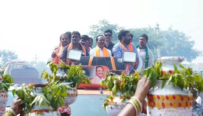 బీఆర్ఎస్కు కర్ర కాల్చి వాత పెట్టాలి : ఈటల బీఆర్ఎస్కు కర్ర కాల్చి వాత పెట్టాలి : ఈటల