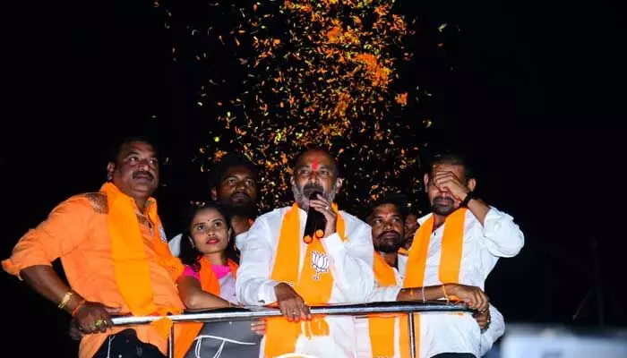 కొబ్బరికాయలు కొట్టడం తప్ప బీఆర్ఎస్ చేసిందేమిటి..? : బండి సంజయ్ కొబ్బరికాయలు కొట్టడం తప్ప బీఆర్ఎస్ చేసిందేమిటి..? : బండి సంజయ్