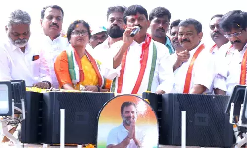 తెలంగాణ ప్రజల ఆత్మగౌరవం కేసీఆర్ వద్ద తాకట్టు