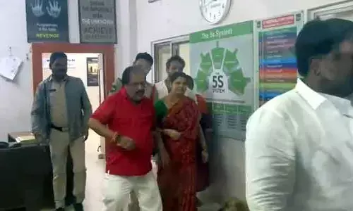 పటాన్‌చెరులో ఉద్రిక్తత.. ఒంటిపై పెట్రోల్ పోసుకున్న BJP అభ్యర్థి కుమారుడు (వీడియో)