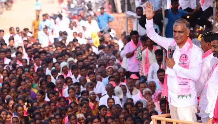 రేవంత్ది వ్యవసాయం చేసిన మొఖమేనా...? : హరీశ్ రావు రేవంత్ది వ్యవసాయం చేసిన మొఖమేనా...? : హరీశ్ రావు