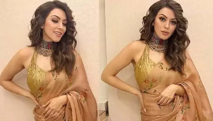 చీరకట్టులో సెగలు పుట్టిస్తోన్న యాపిల్ బ్యూటీ.. వారికి హార్ట్ బీట్ పెరగడం ఖాయం! చీరకట్టులో సెగలు పుట్టిస్తోన్న యాపిల్ బ్యూటీ.. వారికి హార్ట్ బీట్ పెరగడం ఖాయం!