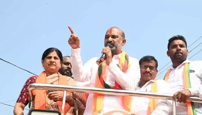 Bandi Sanjay : అసలు నువ్వు కరీంనగర్ ప్రజలకు ఒరగబెట్టిందేమిటి..? Bandi Sanjay : అసలు నువ్వు కరీంనగర్ ప్రజలకు ఒరగబెట్టిందేమిటి..?