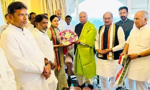 కాంగ్రెస్‌లో చేరిన విజయశాంతి.. కండువా కప్పిన ఖర్గే