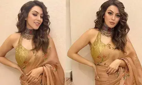 చీరకట్టులో సెగలు పుట్టిస్తోన్న యాపిల్ బ్యూటీ.. వారికి హార్ట్ బీట్ పెరగడం ఖాయం!