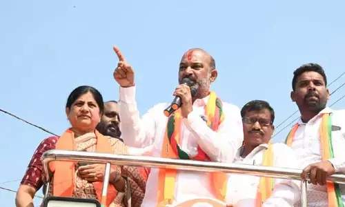 Bandi Sanjay : అసలు నువ్వు  కరీంనగర్ ప్రజలకు ఒరగబెట్టిందేమిటి..?