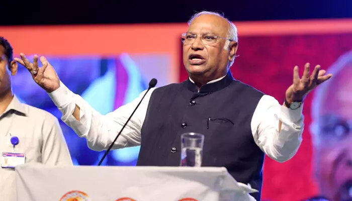 కాంగ్రెస్ హామీలనే బీజేపీ కాపీ కొట్టింది : ఖర్గే కాంగ్రెస్ హామీలనే బీజేపీ కాపీ కొట్టింది : ఖర్గే