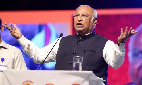 కాంగ్రెస్ హామీలనే బీజేపీ కాపీ కొట్టింది : ఖర్గే