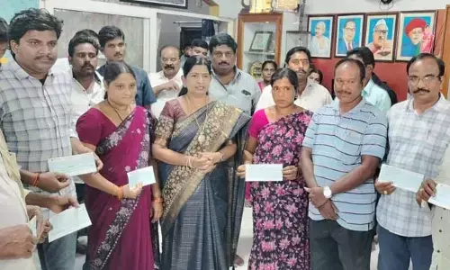 Kovvuru: బాధితులకు సీఎంఆర్​ఎఫ్​ సాయం