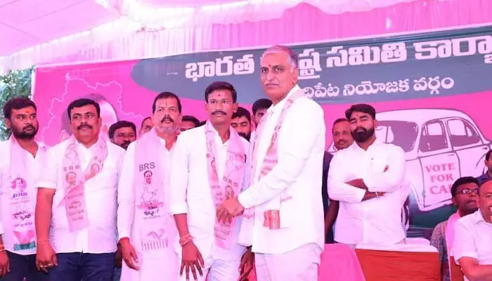 కాంగ్రెస్కు ఓటేసినందుకు కర్ణాటక ప్రజలు బాధ పడుతున్నారు కాంగ్రెస్కు ఓటేసినందుకు కర్ణాటక ప్రజలు బాధ పడుతున్నారు