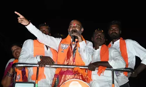 ఇద్దరూ భూకబ్జాదారులే.. వీళ్లలో ఎవరు గెలిచినా మీ ఇండ్లను కబ్జా చేస్తారు : బండి సంజయ్