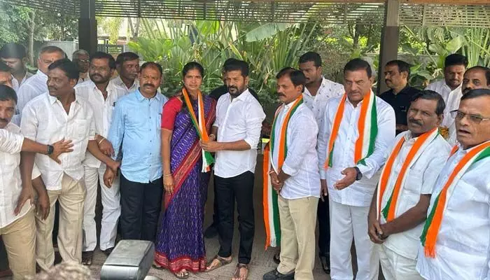 భువనగిరి బీఆర్ఎస్కు బిగ్ షాక్.. కాంగ్రెస్లో చేరిన ఎంపీపీ భువనగిరి బీఆర్ఎస్కు బిగ్ షాక్.. కాంగ్రెస్లో చేరిన ఎంపీపీ